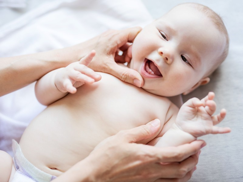 Nega prvih zubića va&scaron;e bebe: prevencije, simptomi, karijes