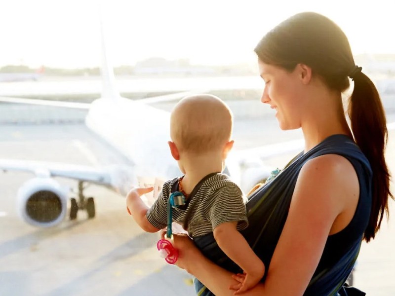Zašto bebe plaču u avionu i kako ih smiriti